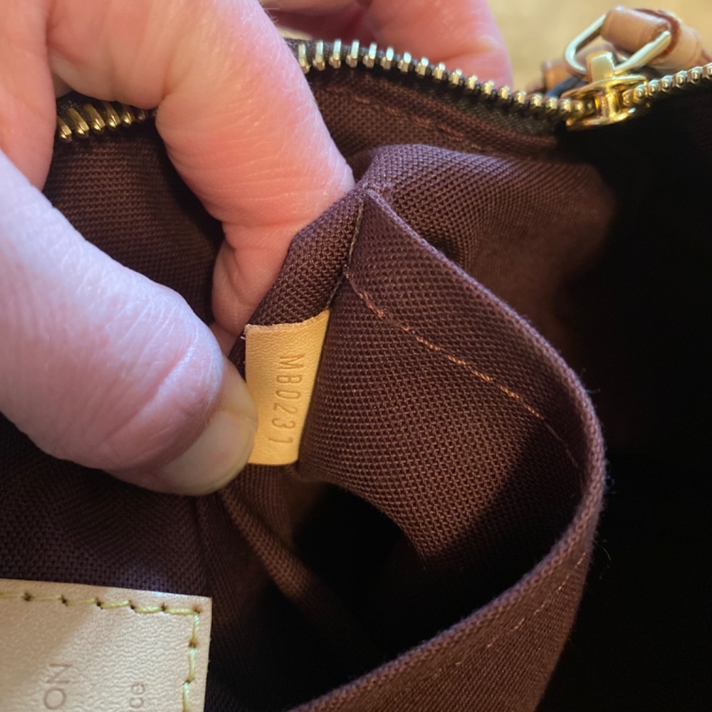 Louis Vuitton Rivoli MM - Picture 11 of 12